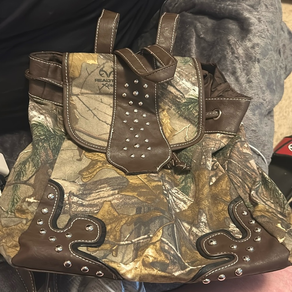 Camoflauge, adjustable straps, inside zipper pockets